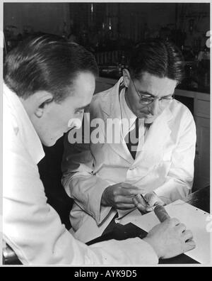 Howard Florey In Lab Banque D'Images