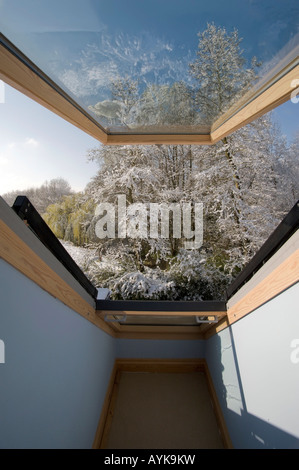 Un paysage rural couvertes de neige dans la campagne considérée dans une fenêtre de type "loft Banque D'Images