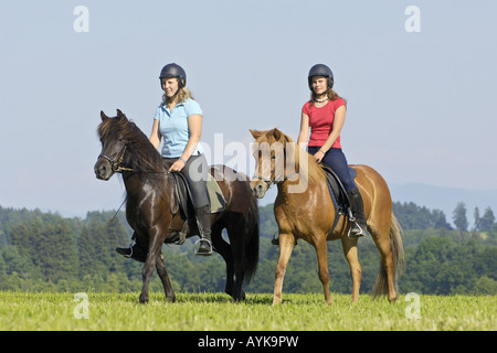 Deux jeunes filles à cheval sur des chevaux Islandais Banque D'Images