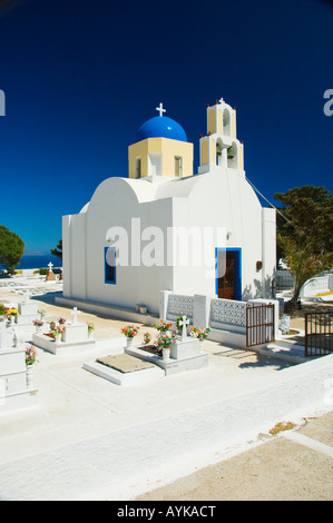 L'église au dôme bleu traditionnel dans le village de Fira sur l'île grecque de Santorini Grèce Banque D'Images