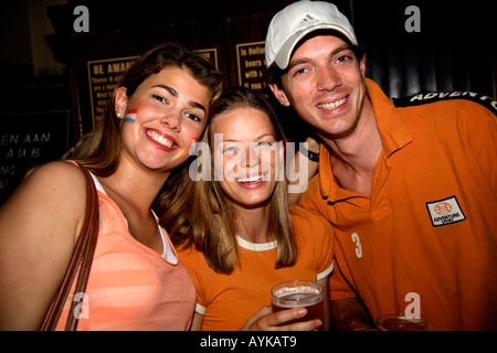 Dutch fans célébrant la victoire de 1-0 sur la Serbie Monténégro en 2006, la Coupe du Monde de hems Bar, Londres Banque D'Images