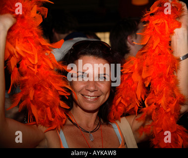 Dutch fans célébrant la victoire de 1-0 sur la Serbie Monténégro en 2006, la Coupe du Monde de hems Bar, Londres Banque D'Images