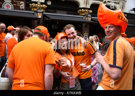 Dutch fans célébrant la victoire de 1-0 sur la Serbie Monténégro en 2006, la Coupe du Monde de hems Bar, Londres Banque D'Images