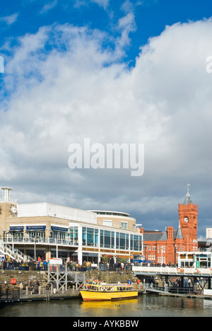 Vue verticale sur Mermaid Quay vers le bâtiment à la Pierhead Cardiff Bay Development par une belle journée ensoleillée Banque D'Images