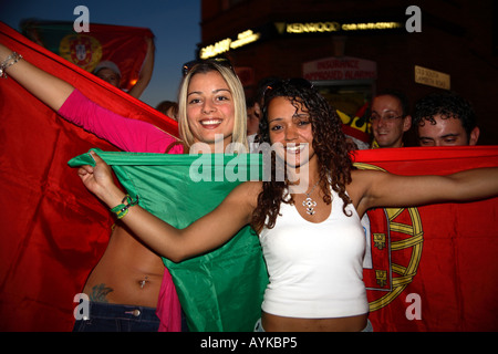 Des fans portugais célèbre Coupe du Monde 2006 victoire 1-0 contre l'Angola, l'Estrela Restaurant, Stockwell, Londres Banque D'Images