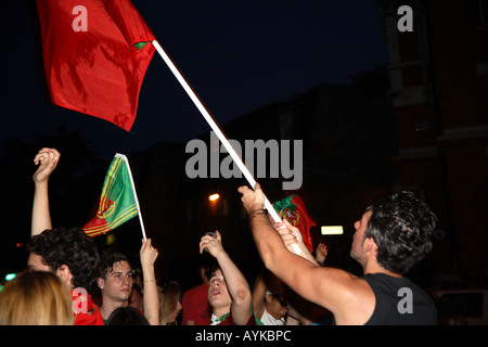 Des fans portugais célèbre Coupe du Monde 2006 victoire 1-0 contre l'Angola, l'Estrela Restaurant, Stockwell, Londres Banque D'Images