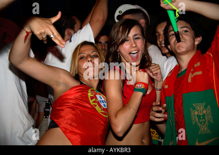 Des fans portugais célèbre Coupe du Monde 2006 victoire 1-0 contre l'Angola, l'Estrela Restaurant, Stockwell, Londres Banque D'Images