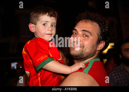 Des fans portugais célèbre Coupe du Monde 2006 victoire 1-0 contre l'Angola, l'Estrela Restaurant, Stockwell, Londres Banque D'Images