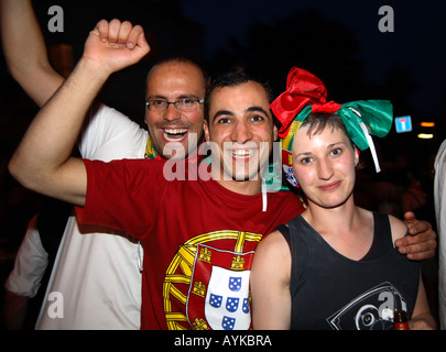 Des fans portugais célèbre Coupe du Monde 2006 victoire 1-0 contre l'Angola, l'Estrela Restaurant, Stockwell, Londres Banque D'Images