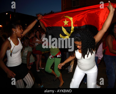 Les fans angolais dansent dans la rue après leur défaite de 1-0 contre le Portugal lors de la finale de la coupe du monde de 2006, Estrela Restaurant, Londres Banque D'Images