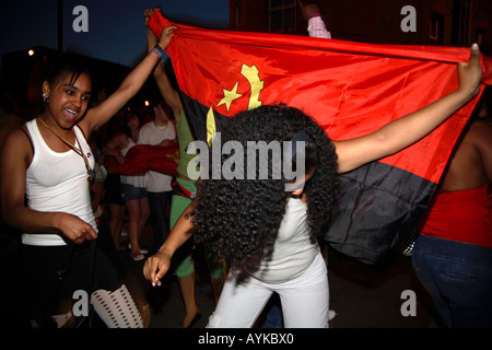 Les fans angolais dansent dans la rue après leur défaite de 1-0 contre le Portugal lors de la finale de la coupe du monde de 2006, Estrela Restaurant, Londres Banque D'Images