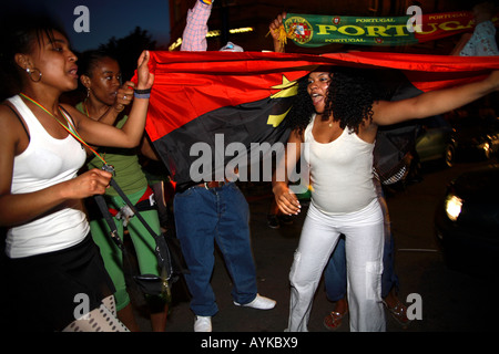 Les fans angolais dansent dans la rue après leur défaite de 1-0 contre le Portugal lors de la finale de la coupe du monde de 2006, Estrela Restaurant, Londres Banque D'Images