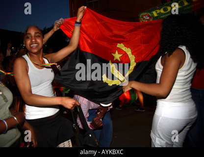 Les fans angolais dansent dans la rue après leur défaite de 1-0 contre le Portugal lors de la finale de la coupe du monde de 2006, Estrela Restaurant, Londres Banque D'Images