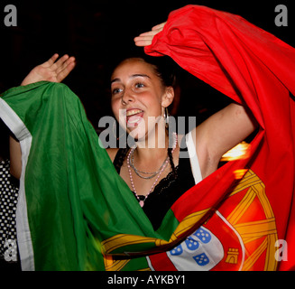 Des fans portugais célèbre Coupe du Monde 2006 victoire 1-0 contre l'Angola, l'Estrela Restaurant, Stockwell, Londres Banque D'Images