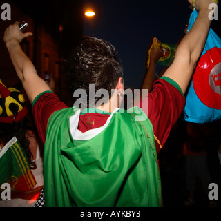 Des fans portugais célèbre Coupe du Monde 2006 victoire 1-0 contre l'Angola, l'Estrela Restaurant, Stockwell, Londres Banque D'Images