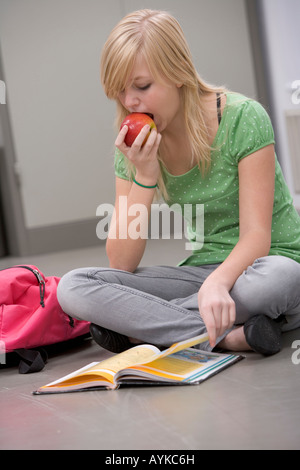 Teenage girl eating an apple Banque D'Images