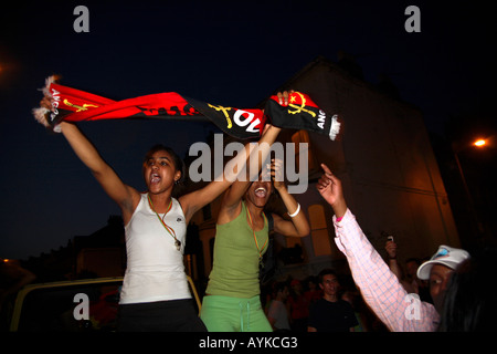 La danse des fans angolais en rue après la défaite 1-0 contre l'Portuagal, Coupe du Monde 2006, l'Estrela Restaurant, Stockwell, Londres Banque D'Images