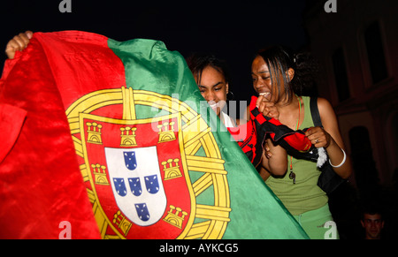 Les fans portugais et angolais jouent après 1-0 victoires sur l'Angola, finale de la coupe du monde 2006, Estrela Restaurant, Stockwell, Londres Banque D'Images