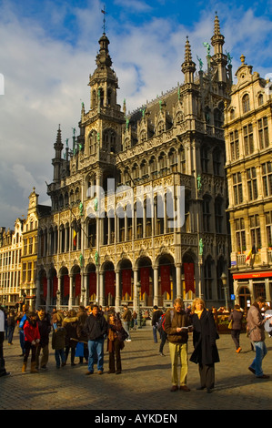 Les touristes à la Grand Place ou Grote Markt avec Maison du Roi la Breadhouse building Bruxelles Belgique Europe Banque D'Images