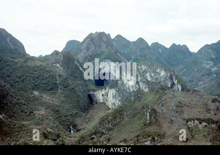 100m de large entrée de Ma Wang Dong grottes Guangxi Chine Banque D'Images