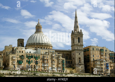 Église des carmes avec dome et St Paul's Anglican pro-cathédrale avec clocher, La Valette, Malte, du port de Marsamxett Banque D'Images