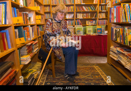 Navigation au Richard livre femme Librairie Cabines de Hay-on-Wye Powys Pays de Galles UK UE l'économie la plus grande librairie d'occasion Banque D'Images