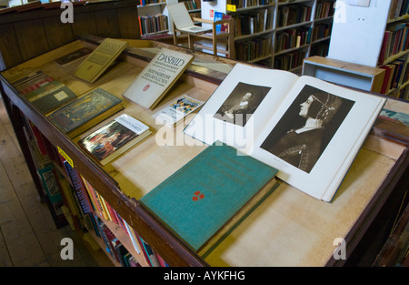 Livres sur l'affichage à la librairie cabines Richard Hay-on-Wye Powys Pays de Galles UK UE connu localement comme le Limited Banque D'Images