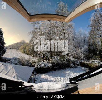 Un paysage rural couvertes de neige dans la campagne considérée dans une fenêtre de type "loft Banque D'Images