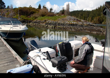 Moteur de bateau de contrôle de l'homme Banque D'Images