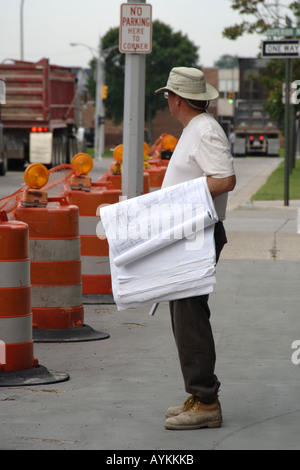 Mâle adulte, inspecteur en bâtiment effectue ses plans et le contrôle de l'avancement des travaux Banque D'Images