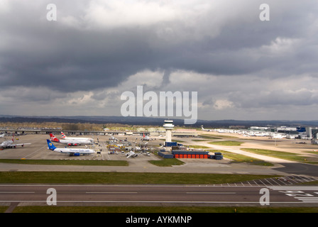 Grand angle de l'antenne horizontale de l'aéroport de Gatwick les pistes et embarquement sur un jour de tempête Banque D'Images