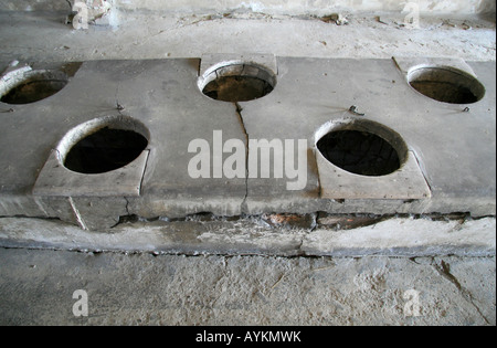 Des latrines dans un bloc de latrines à l'ancien camp de concentration Nazi à Auschwitz Birkenau. Banque D'Images