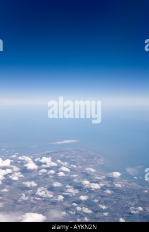 Grand angle de l'antenne verticale en survolant la côte du Kent par temps clair - Ramsgate et Broadstairs dans la distance. Banque D'Images