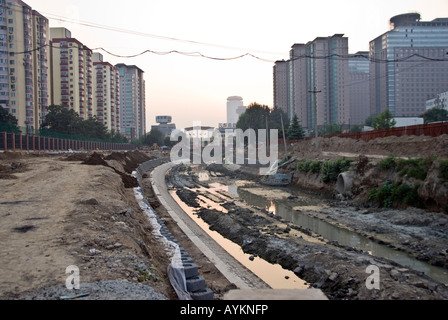 Pékin CHINE, Open Sewer draining Stream 'chantier de construction' i eau urbaine, changement climatique et effets, tours, architecture moderne Banque D'Images