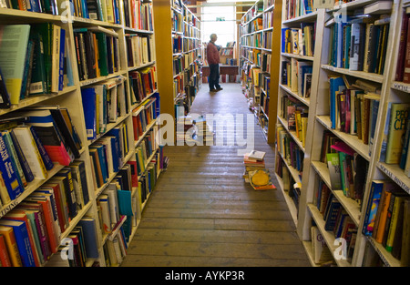 Étagère de livres à la librairie cabines Richard Hay on Wye Powys Pays de Galles UK UE l'économie la plus grande librairie d'occasion Banque D'Images