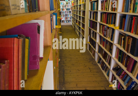 Étagère de livres à la librairie cabines Richard Hay on Wye Powys Pays de Galles UK UE l'économie la plus grande librairie d'occasion Banque D'Images