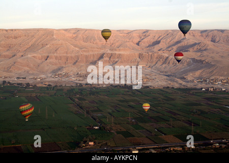 Ballons à air chaud au-dessus des plaines de l'Égypte [Nil, l'Égypte, les États arabes, l'Afrique]. . Banque D'Images