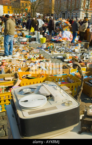 Vieux magnétophone au marché aux puces de la Place du jeu de balle Bruxelles Belgique Europe Banque D'Images