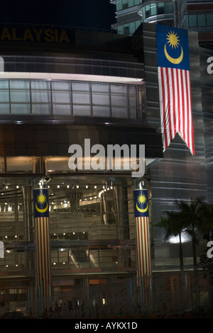 Base de Petronas Twin Towers dans la nuit avec un drapeau malaisien Banque D'Images