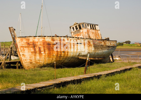 Bateau de pêche en décomposition bonne espérance à Skippool Marsh à côté de la rivière Wyre Lancashire Banque D'Images