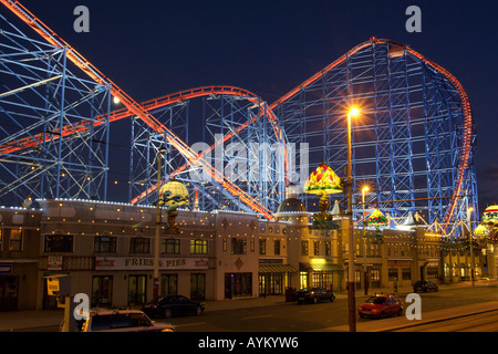 Voir la soirée d'une partie de la plage Pleasure de Blackpool montrant le Pepsi Max Big One Banque D'Images