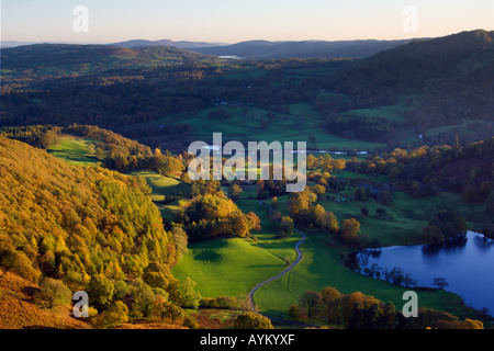 Couleurs d'automne des pistes de Loughrigg tomba sur Loughrigg Tarn Tarn pied et la vallée Brathay Banque D'Images