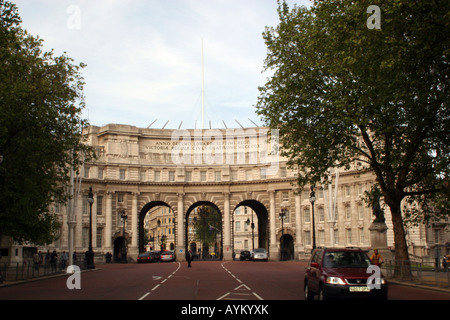 Vue nord-est de l'Admiralty Arch conçue par Sir Aston Webb London England Banque D'Images