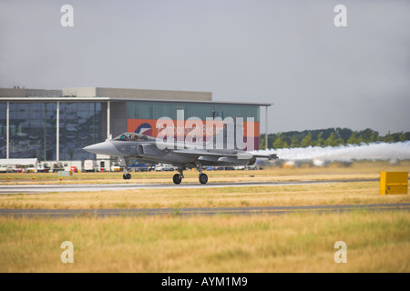 Saab Gripen accélère avec après burn & fumée blanche Banque D'Images