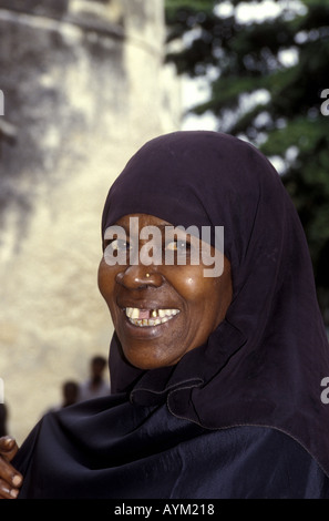 Une femme de l'île de Lamu, vêtu de noir de la tête et du corps buibui ou cape couvrant l'île de Lamu, Kenya coast East Africa Banque D'Images