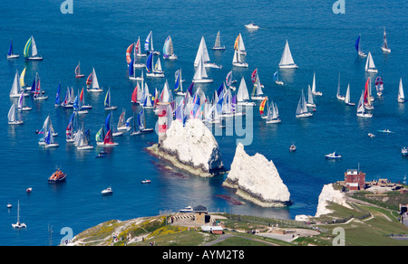 Vue aérienne de l'Île ronde de la race. Yachts passant les aiguilles phare. Île de Wight. UK. Banque D'Images