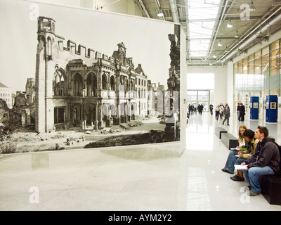 À la photokina 2006 photo show à Cologne Allemagne exposition de 1946 images de marque de la ville bombardée 60 ans de paix Banque D'Images