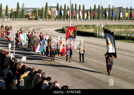 Parade de costumes médiévaux à l'ippodromo ,la piste de course de trot à Montegeorgio Le Mars Italie Banque D'Images