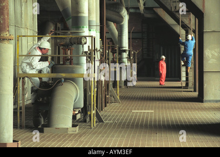 Ingénieurs inspecter une centrale thermique au charbon Newport South Wales UK Banque D'Images