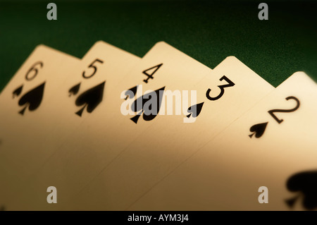 Part DES CARTES MONTRANT FLUSH SIX CINQ QUATRE TROIS DEUX SUR TABLE DE JEU DE TISSU VERT Banque D'Images